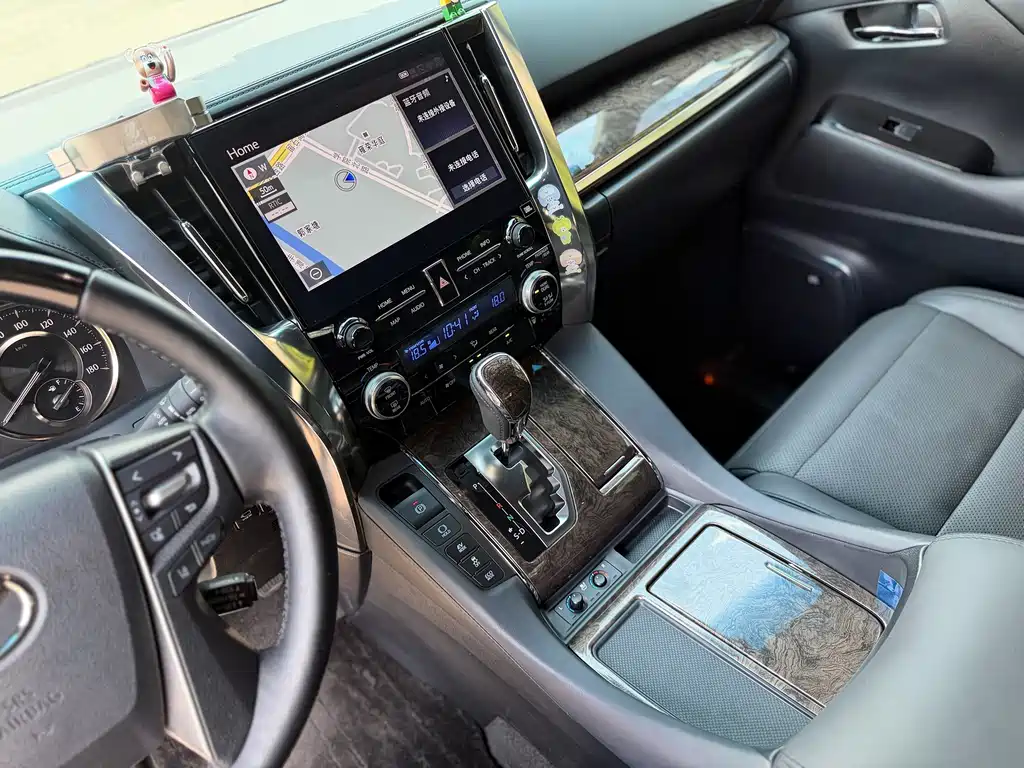 Toyota Alphard — миниатюра 8