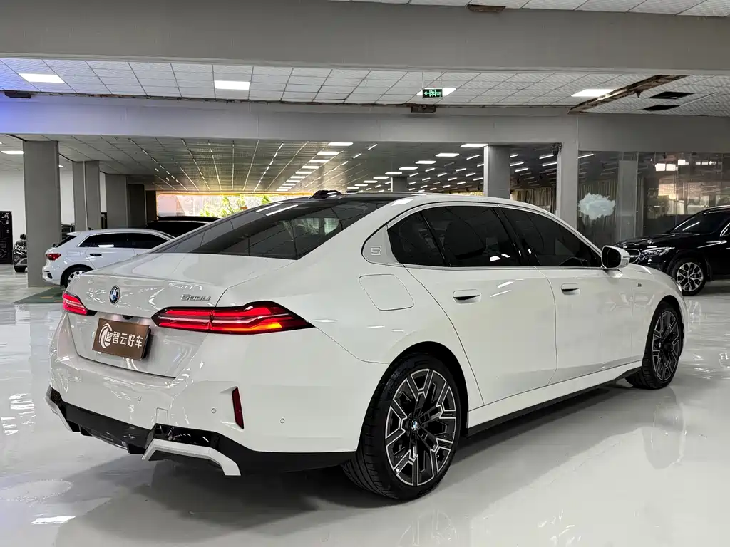 BMW 5 Series — миниатюра 9