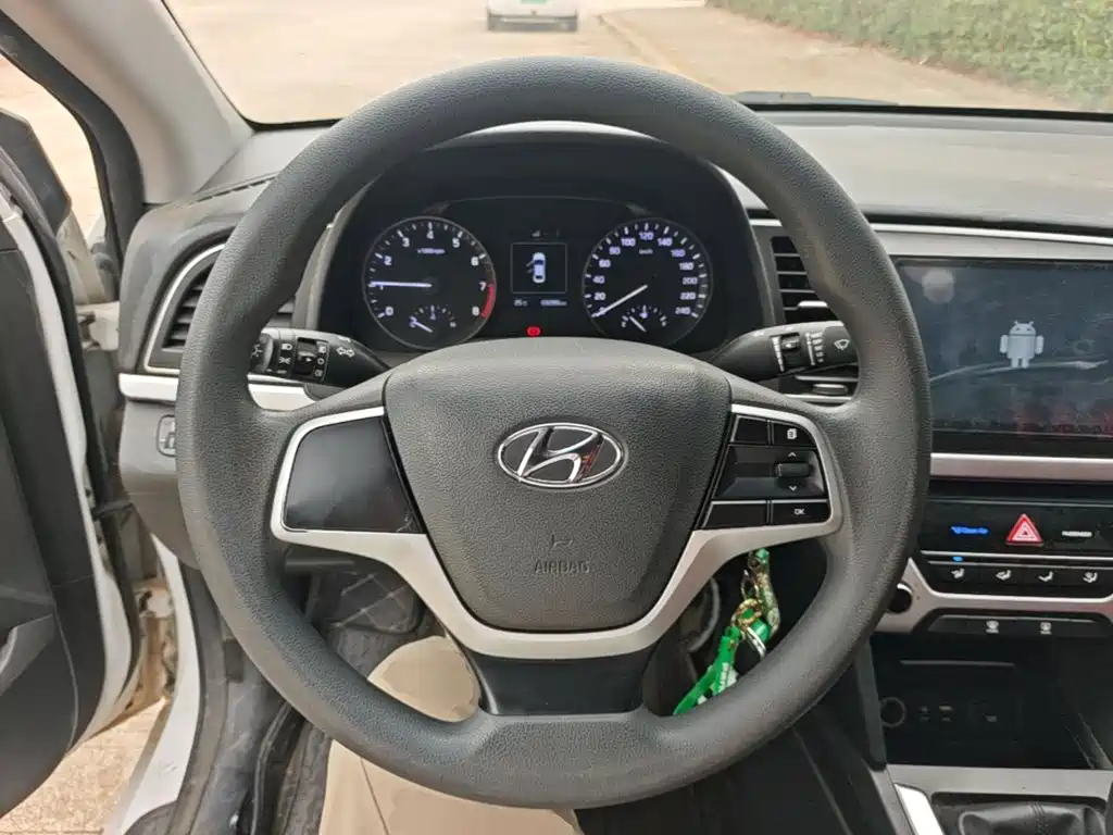 Hyundai Elantra — миниатюра 11