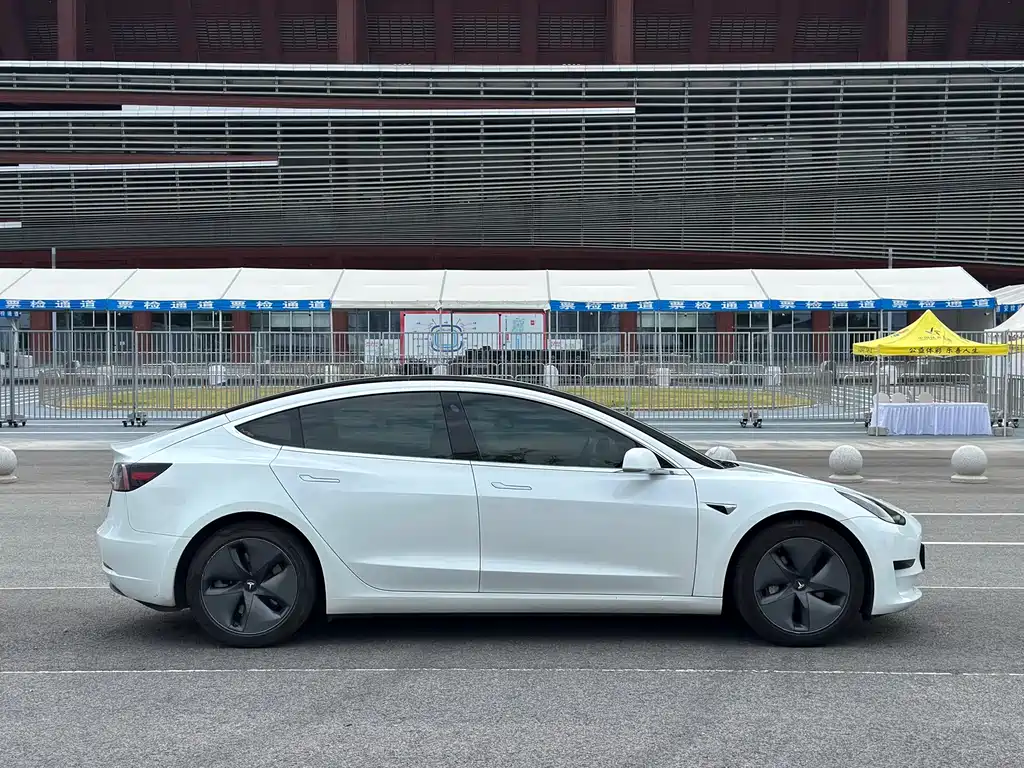 Tesla Model 3 — миниатюра 12