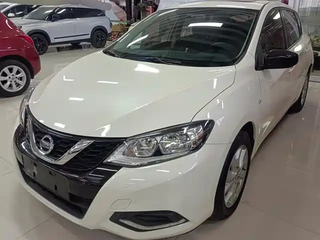 NISSAN TIIDA