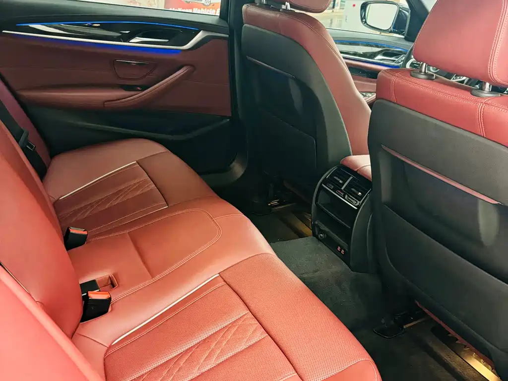 BMW 5 Series — миниатюра 11