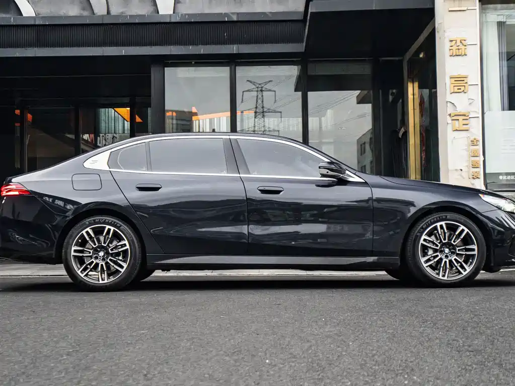 BMW 5 Series — миниатюра 3