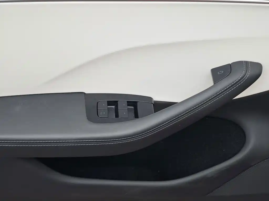 Tesla Model 3 — миниатюра 8