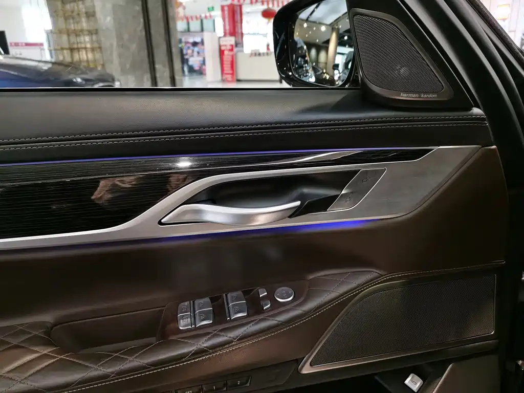 BMW 7 Series — миниатюра 6