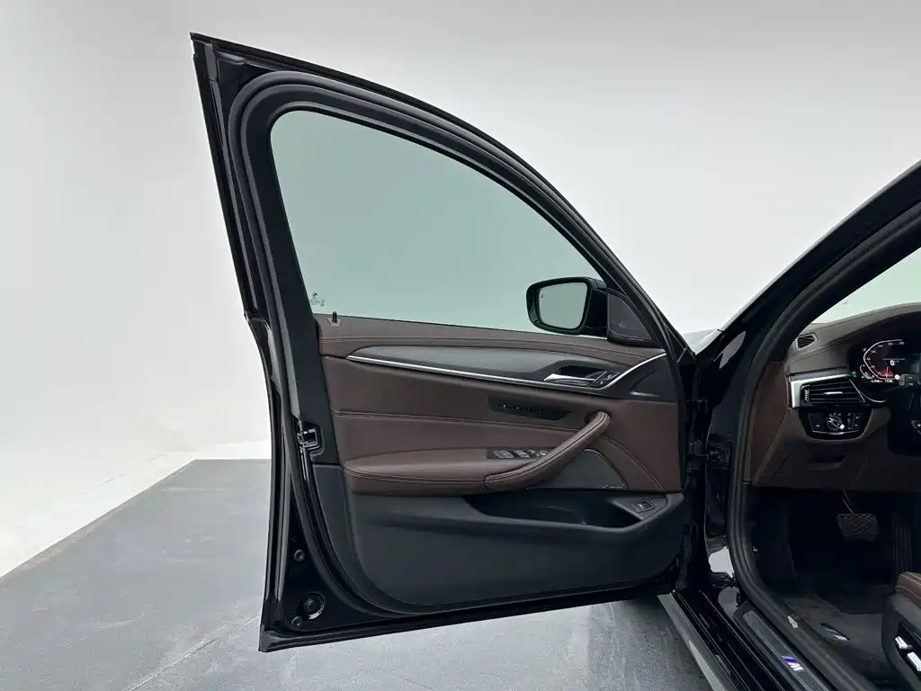 BMW 5 Series — миниатюра 16