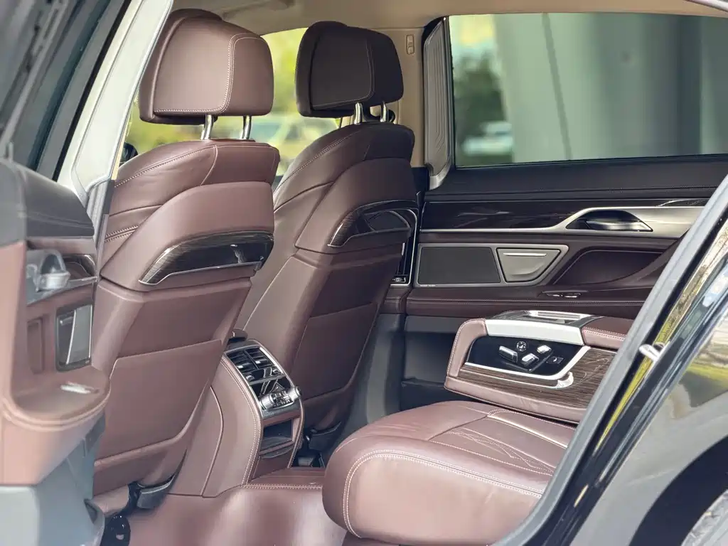 BMW 7 Series — миниатюра 11