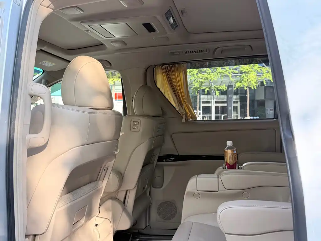Toyota Alphard — миниатюра 12