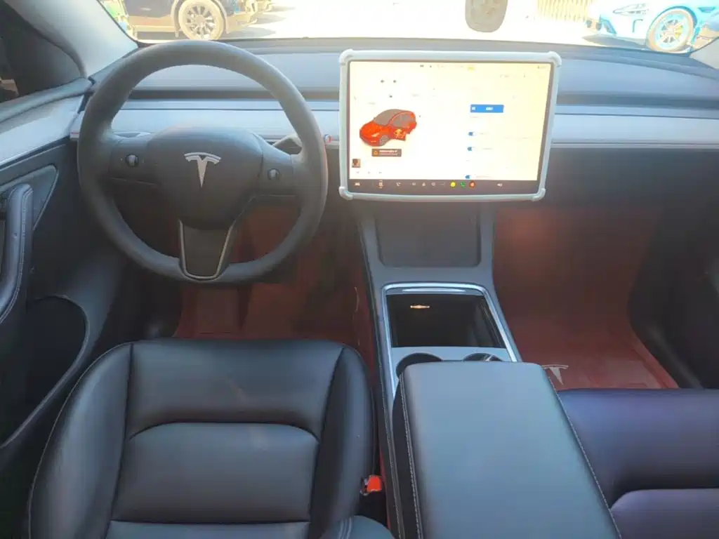 Tesla Model Y — миниатюра 10