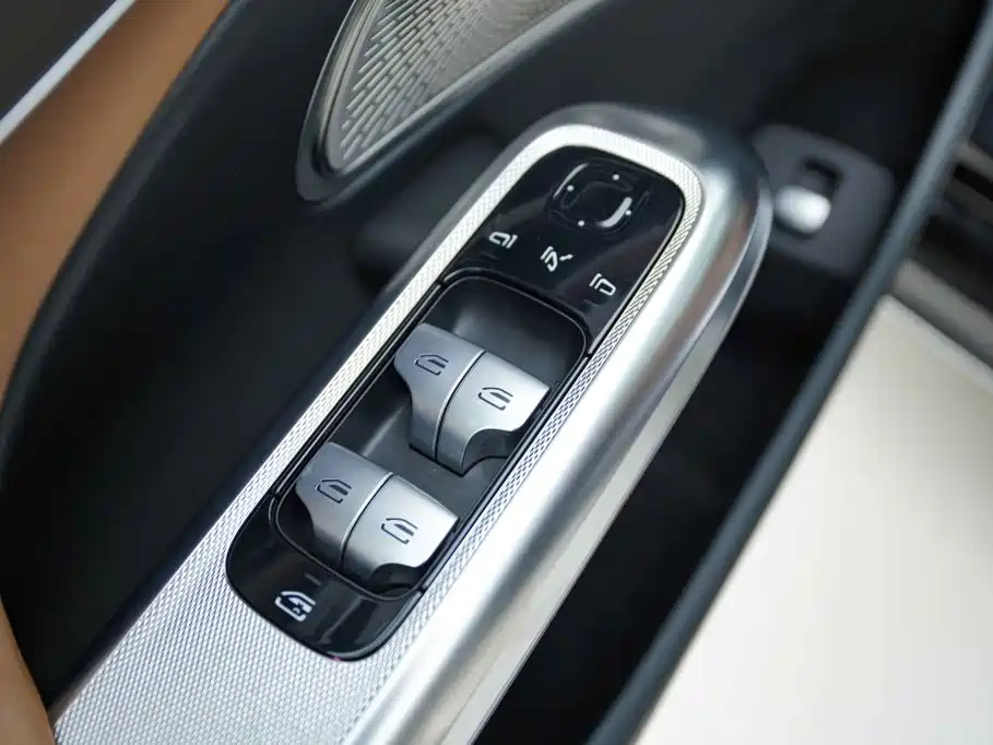 Mercedes-Benz E-Class — миниатюра 9