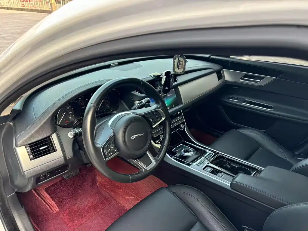Jaguar XFL — миниатюра 7