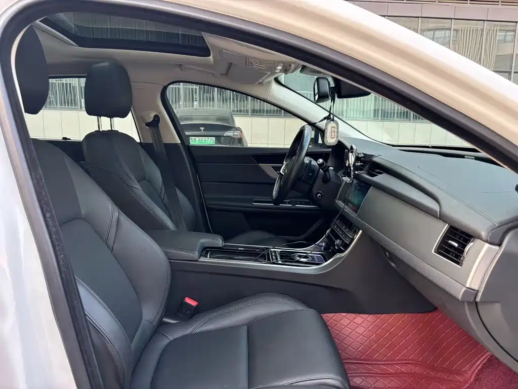 Jaguar XFL — миниатюра 9