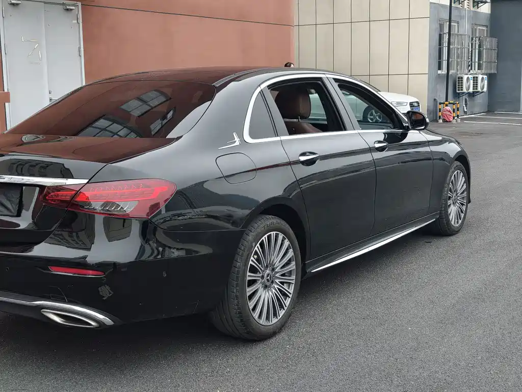 Mercedes-Benz E-Class — миниатюра 8