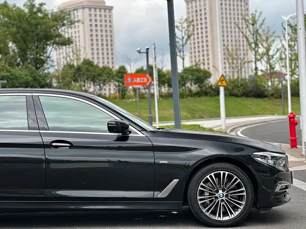BMW 5 Series — миниатюра 8