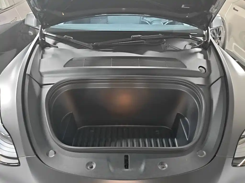 Tesla Model Y — миниатюра 20