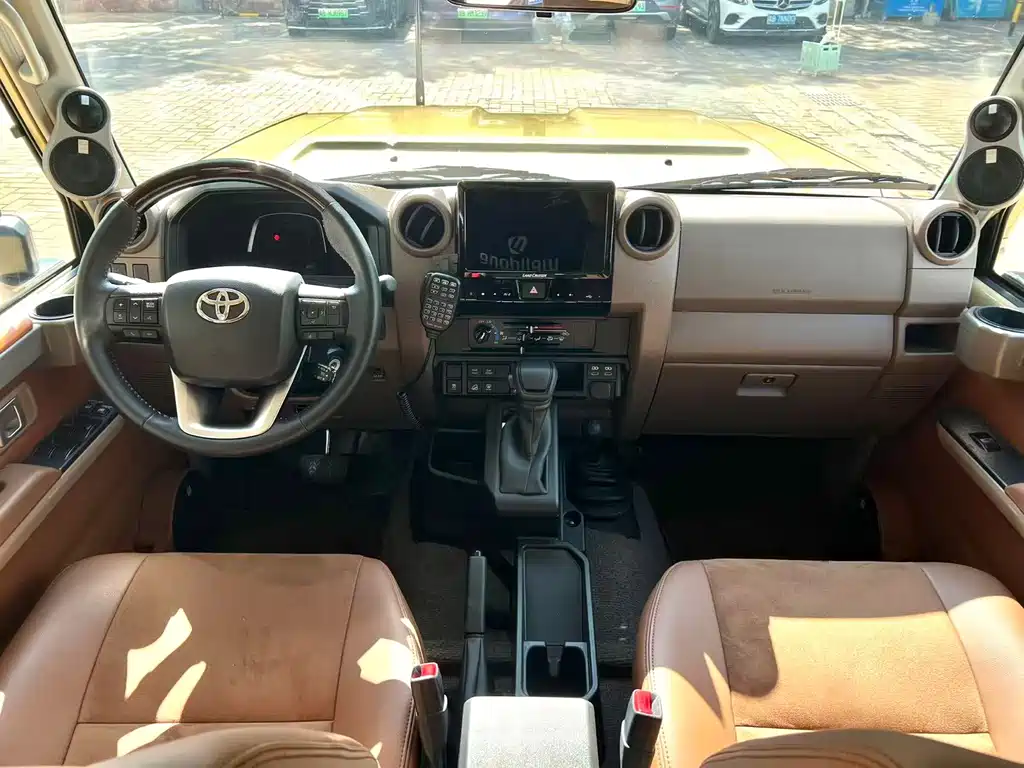 Toyota Land Cruiser LC76 2025 4.0L AT