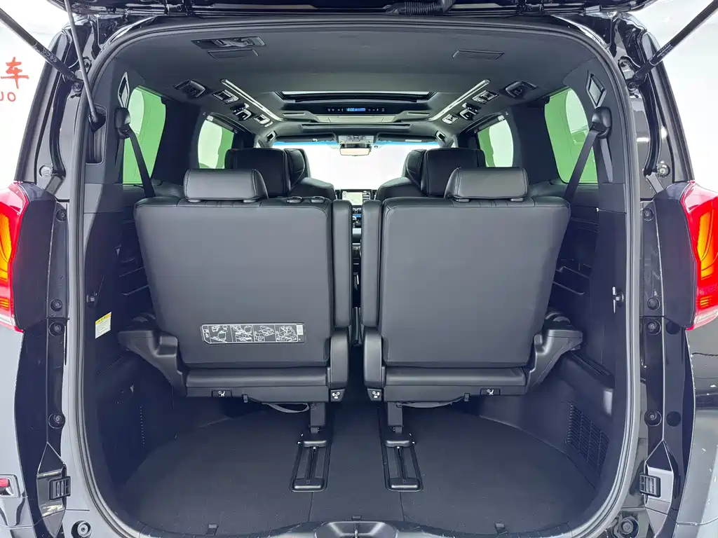 Toyota Alphard — миниатюра 9