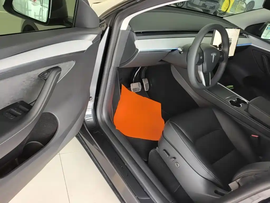 Tesla Model Y — миниатюра 16