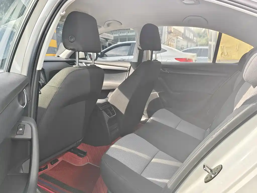 Skoda Octavia Classic Model 1.6L Auto Comfort Edition, фото 6