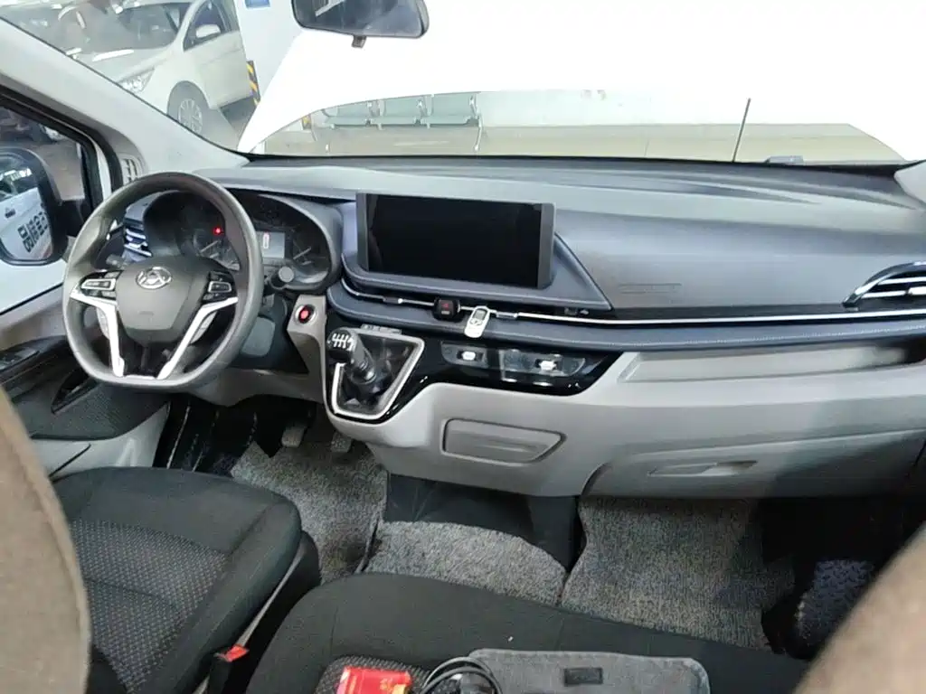 MAXUS V70 — миниатюра 10