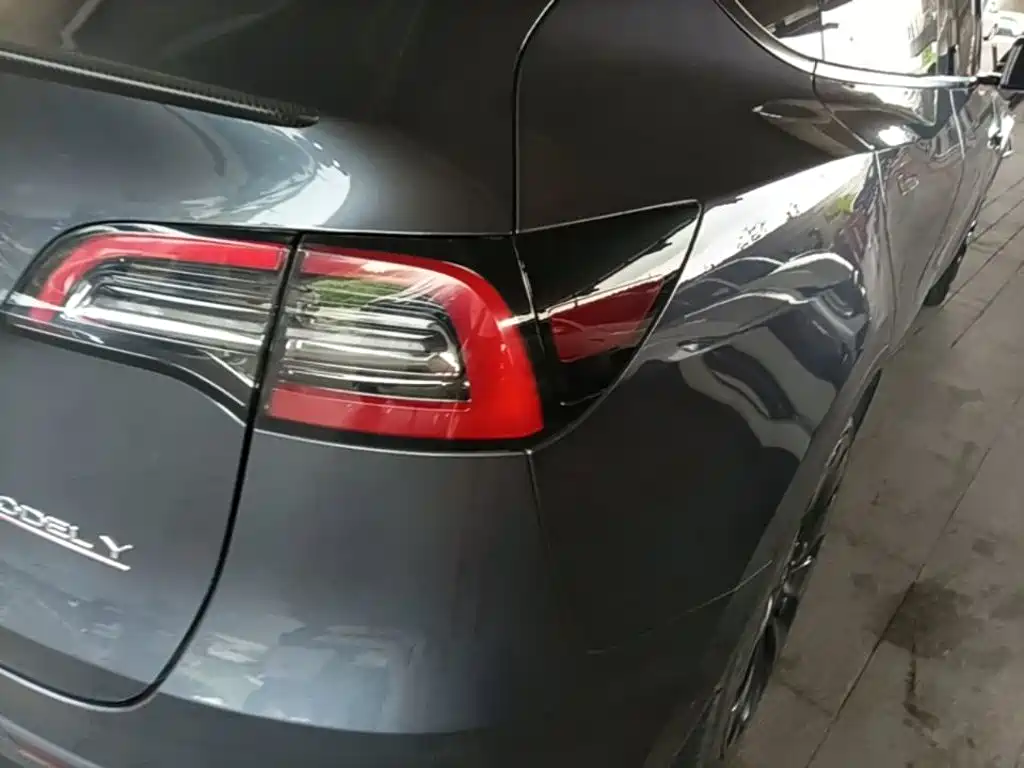 Tesla Model Y — миниатюра 24