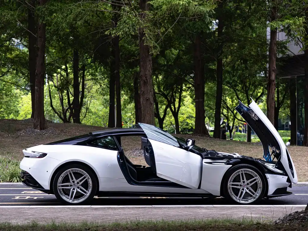 Aston Martin DB11 — миниатюра 9