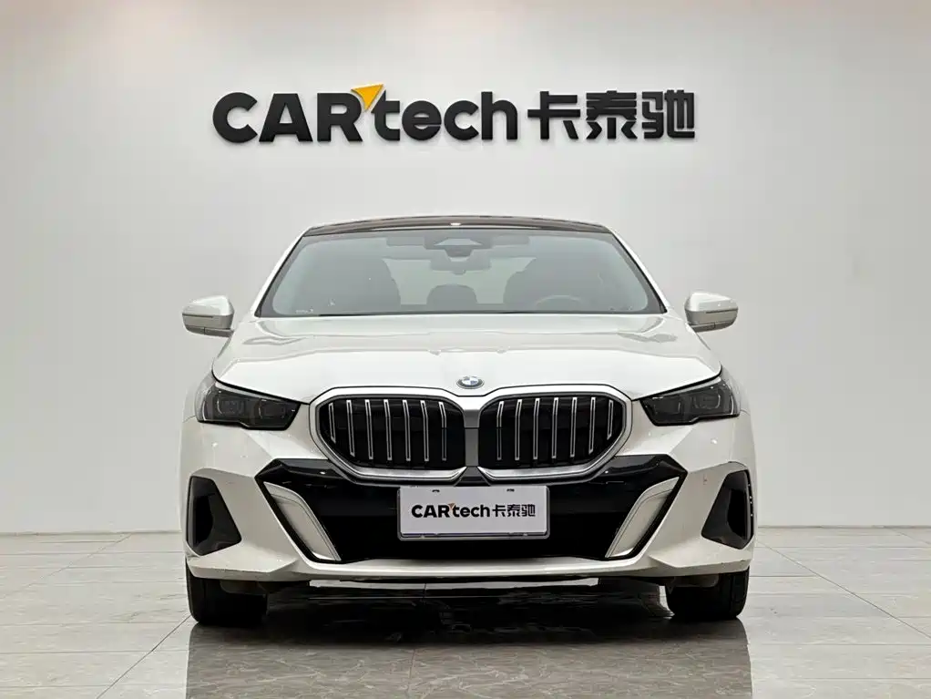 BMW 5 Series — миниатюра 7