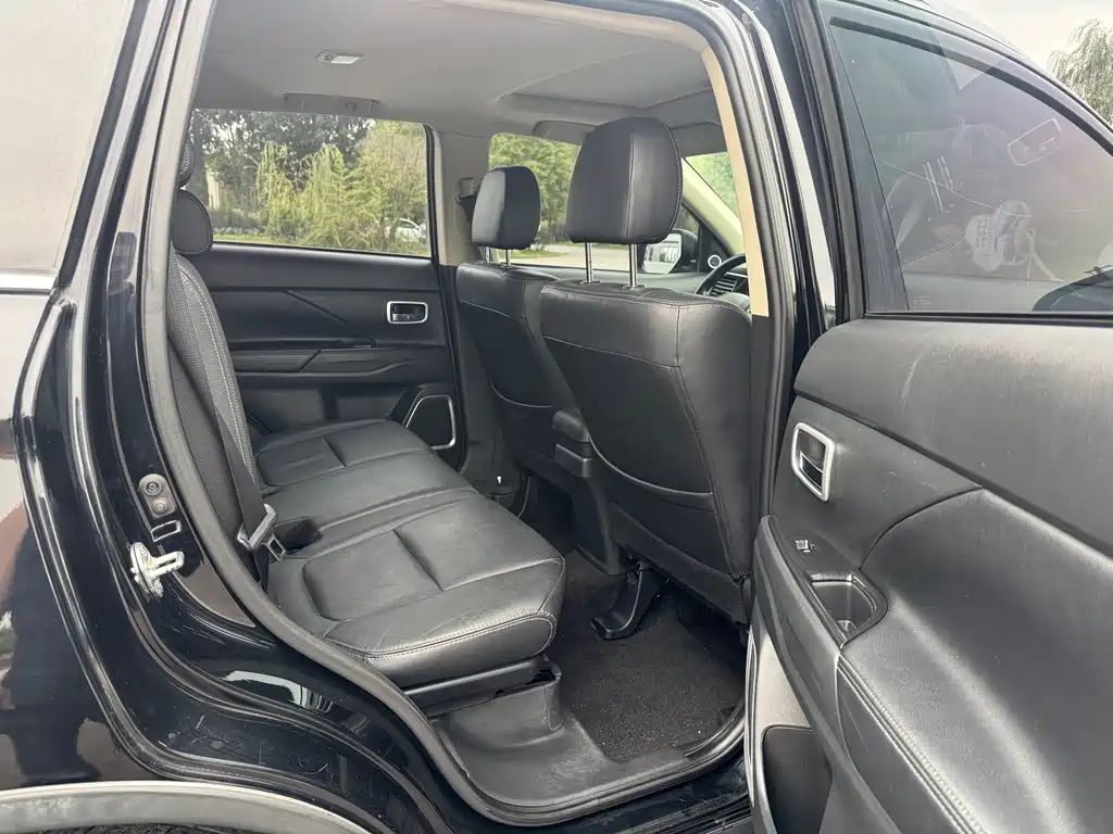 Mitsubishi Outlander — миниатюра 10