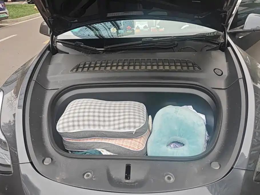 Tesla Model Y — миниатюра 10