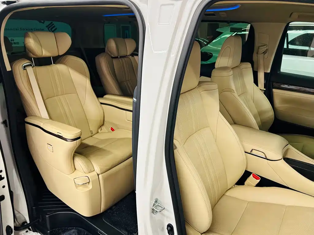 Toyota Alphard — миниатюра 17