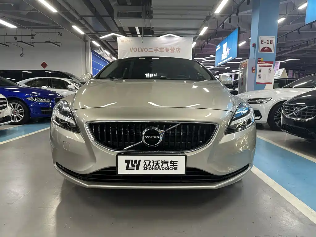 VOLVO V40
