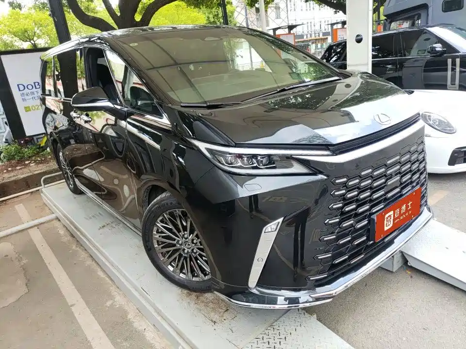 Lexus LM — миниатюра 8