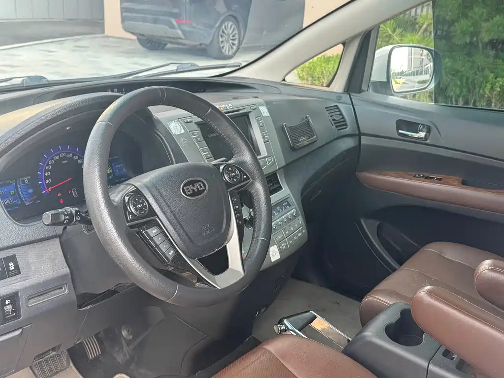 BYD M6 — миниатюра 6