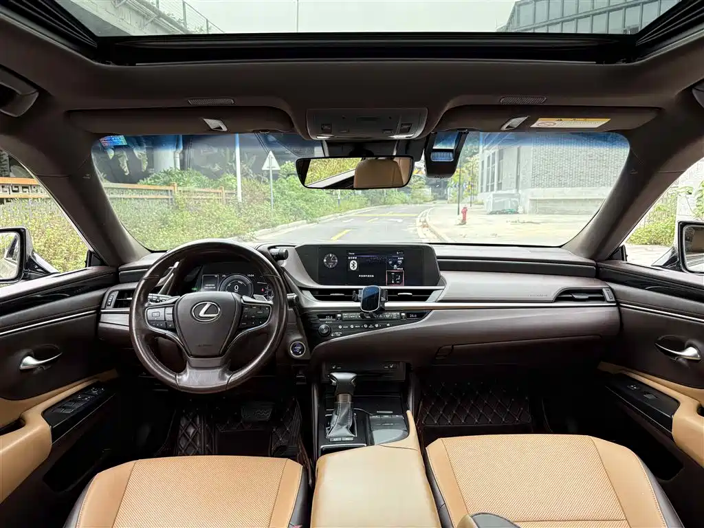 Lexus ES 2018 300h V