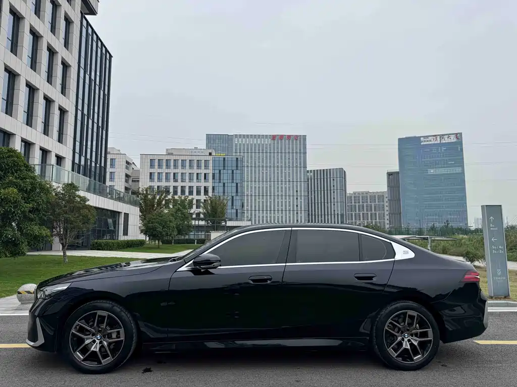BMW 5 Series — миниатюра 26
