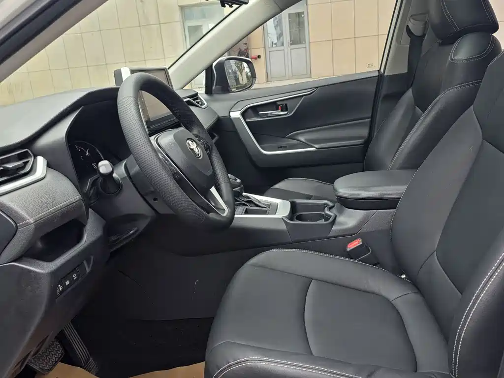 Toyota RAV4 — миниатюра 9