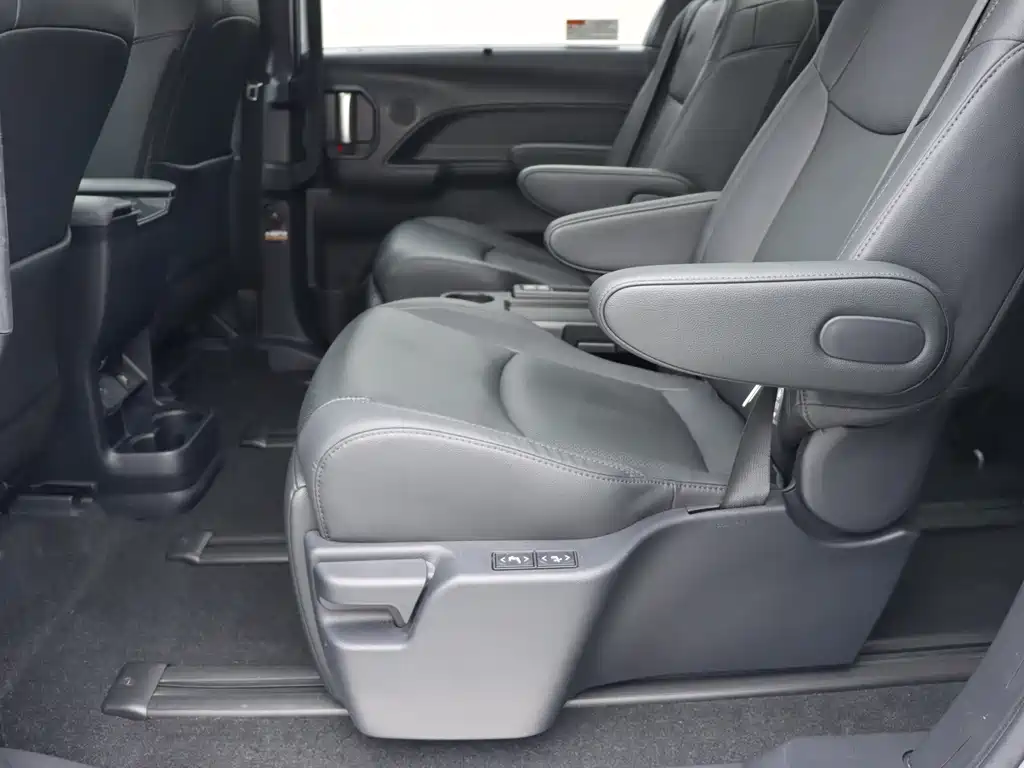 Toyota Sienna — миниатюра 14