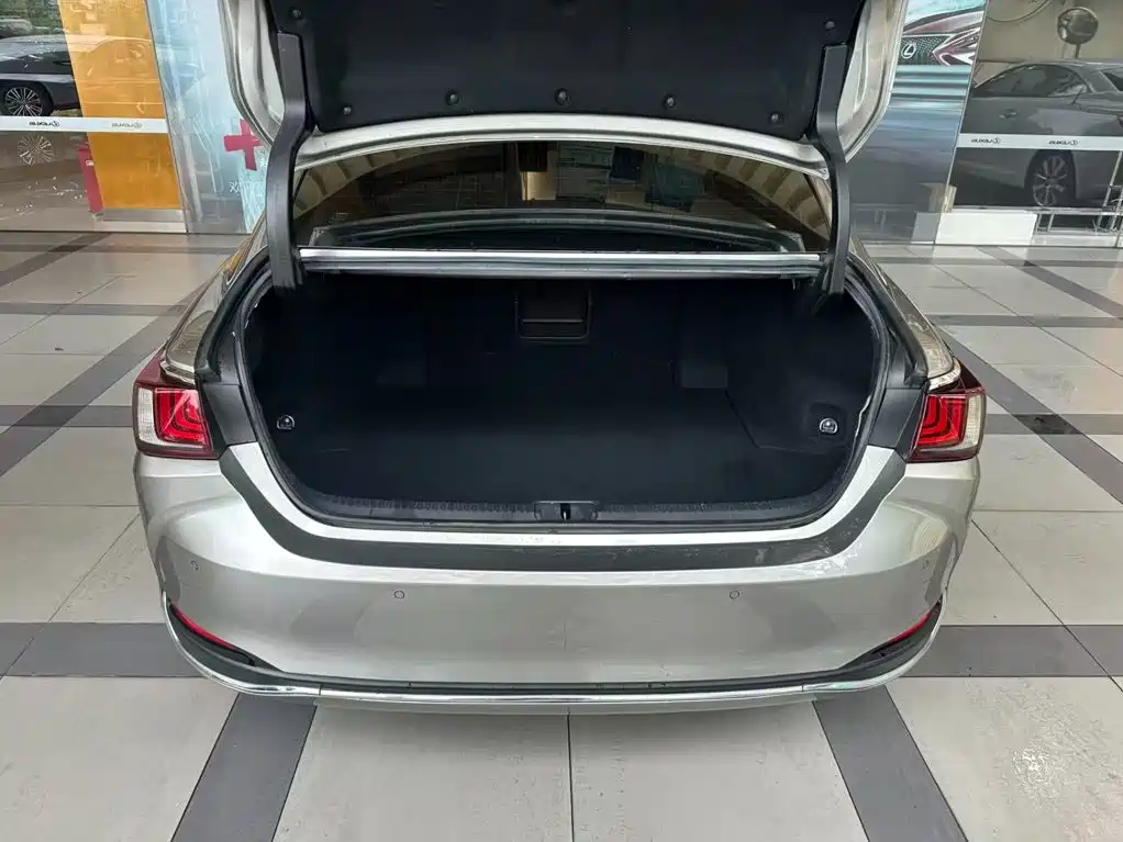Lexus ES — миниатюра 11