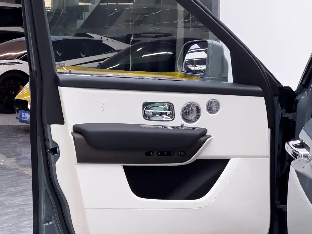 Rolls-Royce Cullinan — миниатюра 11