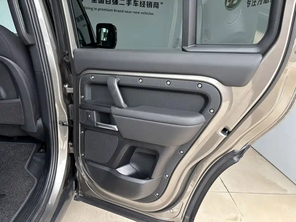 Land Rover Defender — миниатюра 24