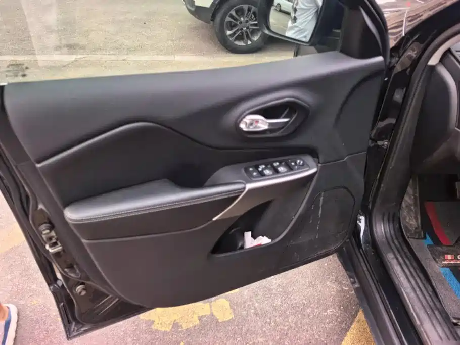 Jeep Cherokee — миниатюра 7