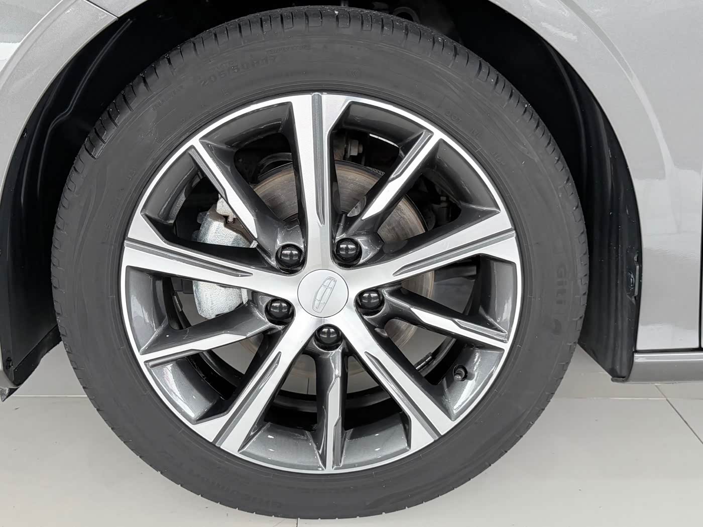 Geely Emgrand 1.5 л 2023 г. Серебристо-серый, пробег 17000 км
