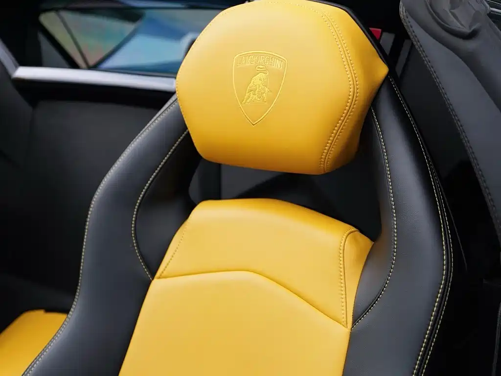 LAMBORGHINI AVENTADOR