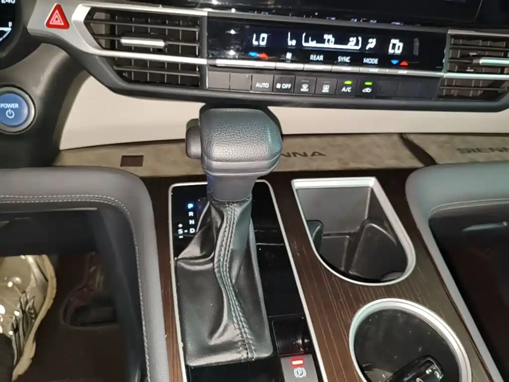 Toyota Sienna — миниатюра 14