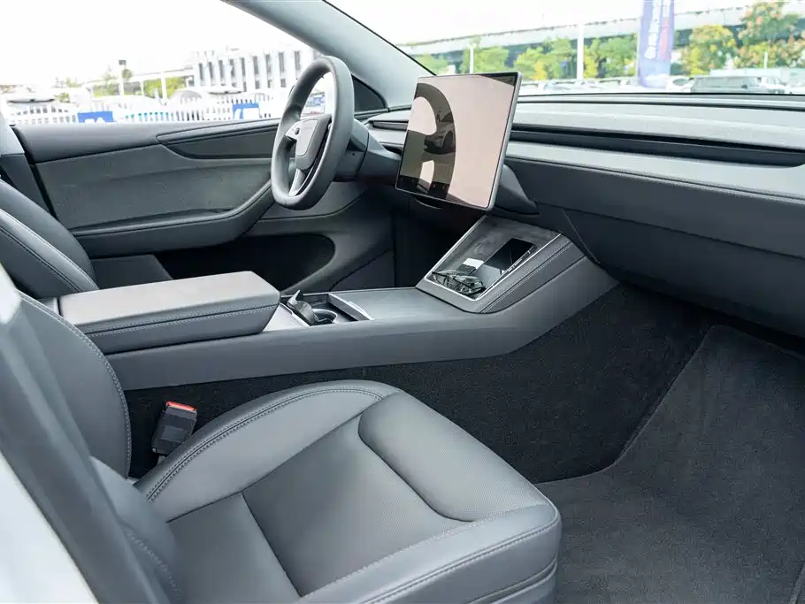 Tesla Model Y — миниатюра 13