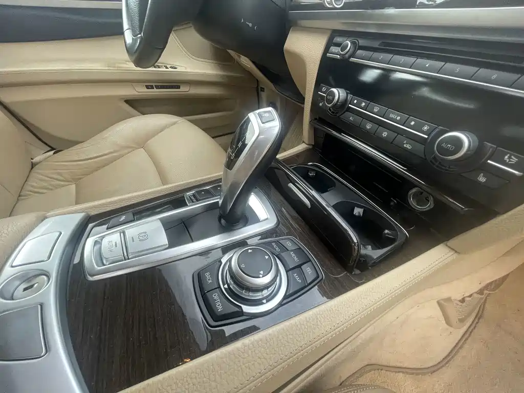 BMW 7 Series — миниатюра 13