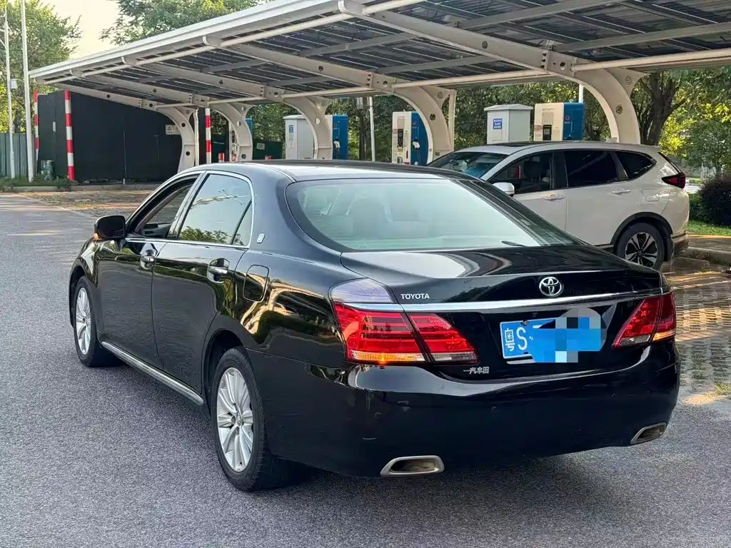 Toyota Crown — миниатюра 2