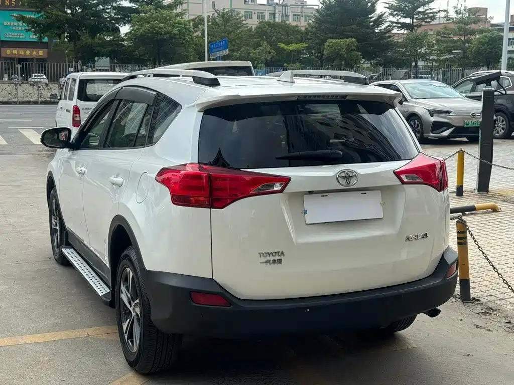 Toyota RAV4 — миниатюра 9