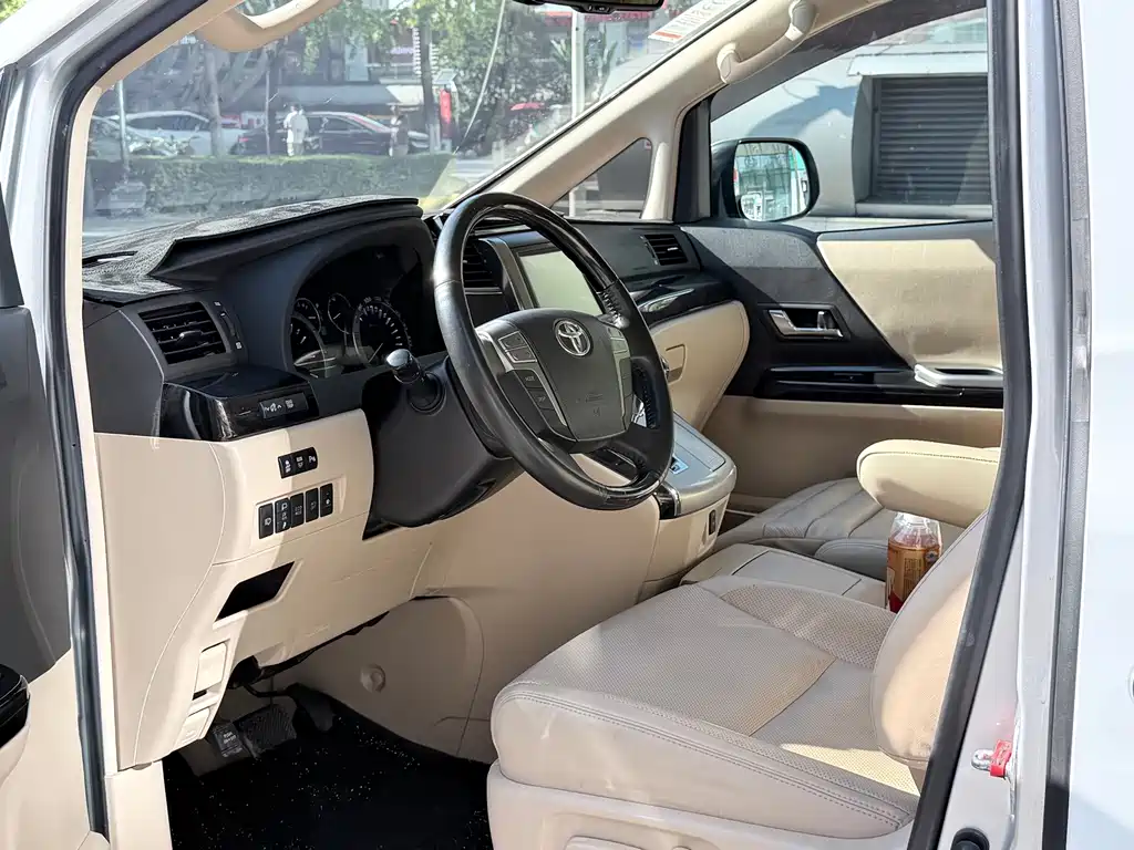 Toyota Alphard — миниатюра 6