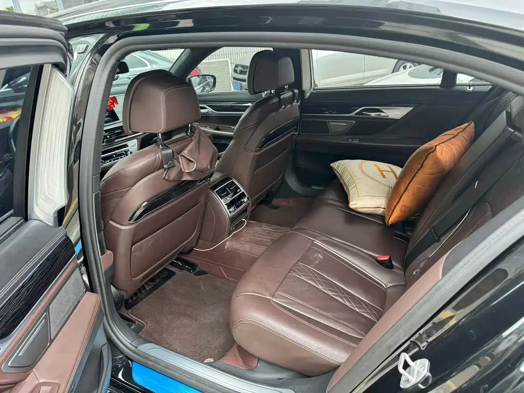 BMW 7 Series — миниатюра 4